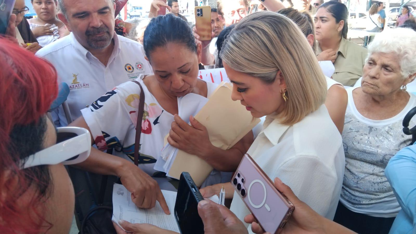 $!Vecinos de la colonia Azteca exigen regularización de sus terrenos en Mazatlán