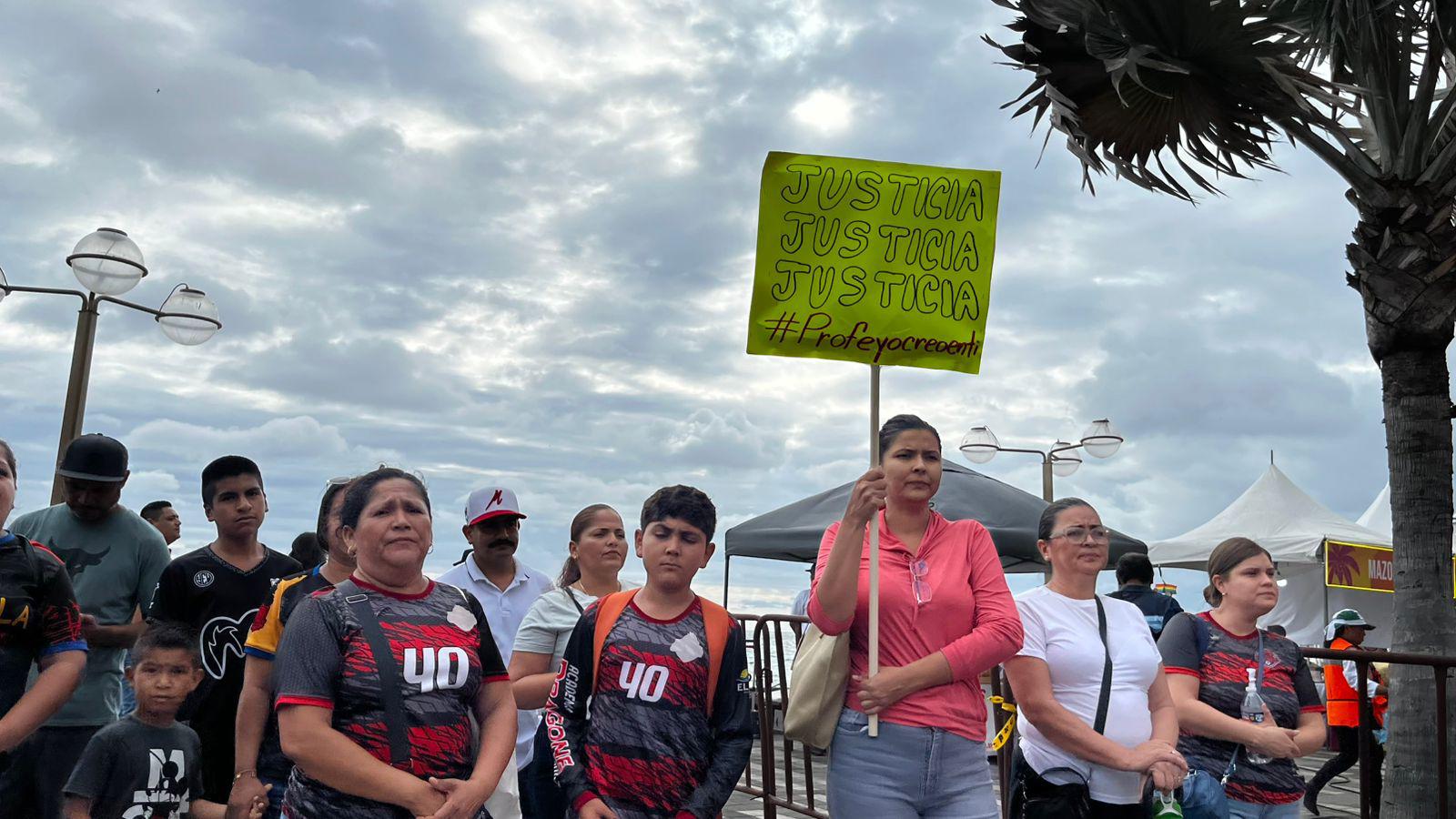 $!Exigen liberación de profesores detenidos en Mazatlán; se manifiestan durante evento turístico