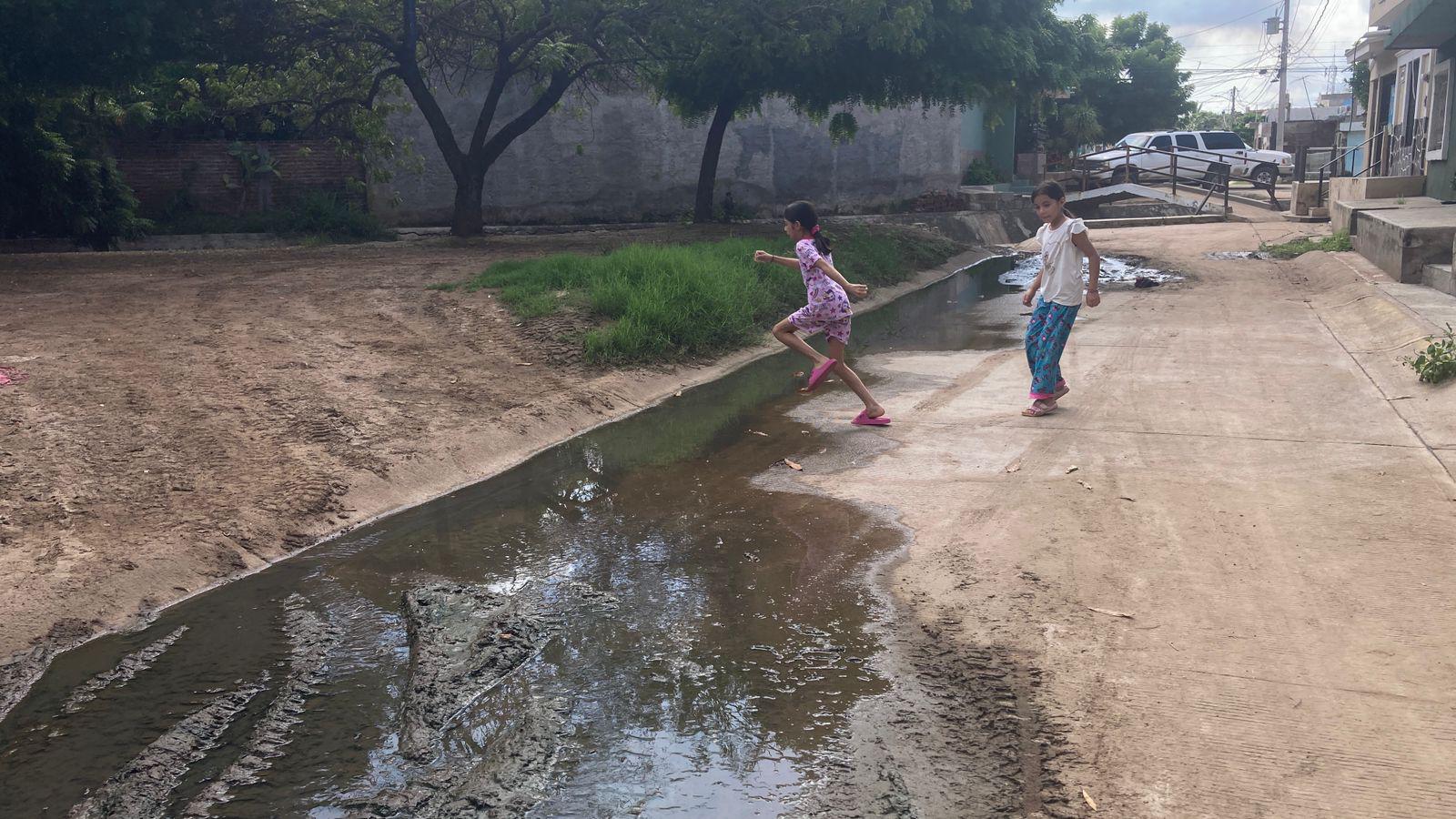 $!Vecinos de las colonias Anáhuac y Jesús García, en Mazatlán, bloquean avenida por fugas de drenaje