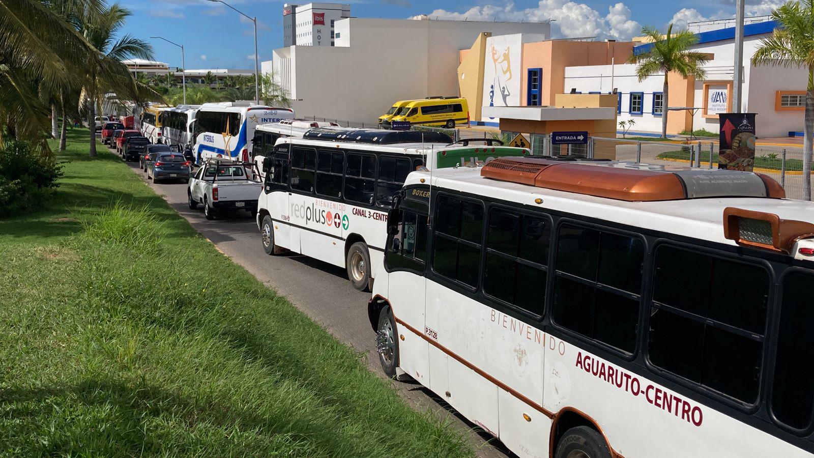 $!Se registra masiva movilización de camiones y autobuses por evento de Sheinbaum en Mazatlán