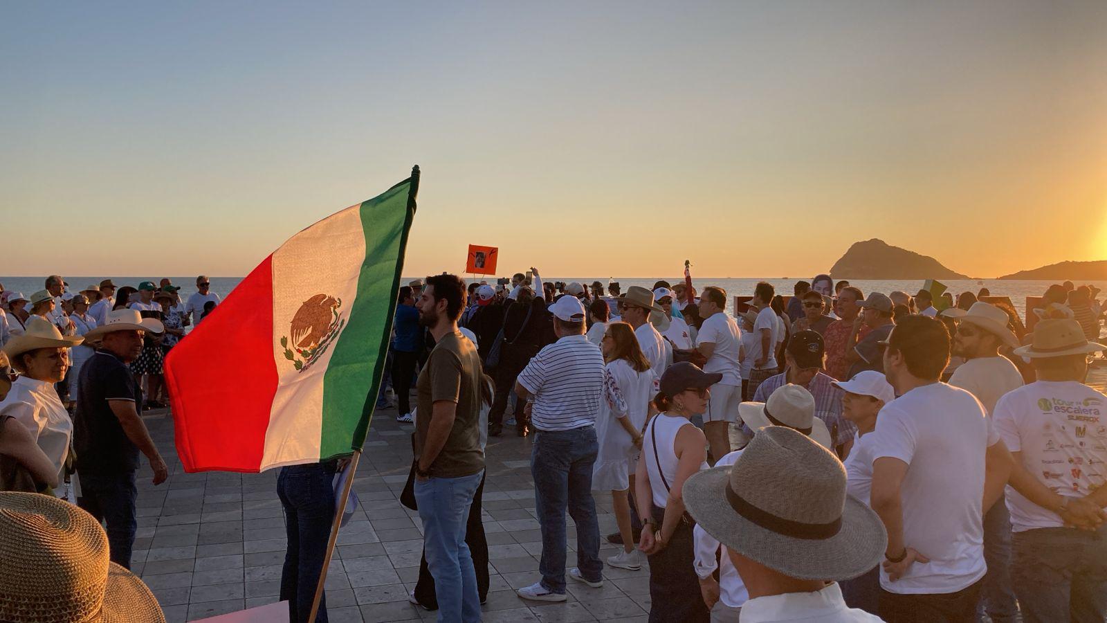 $!Mazatlecos exigen paz y revocación de mandato en marcha en el malecón