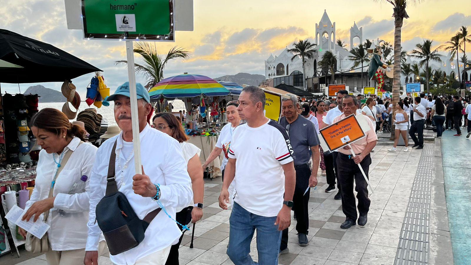 $!Cientos de fieles recorren el malecón de Mazatlán en una jornada de oración por la paz