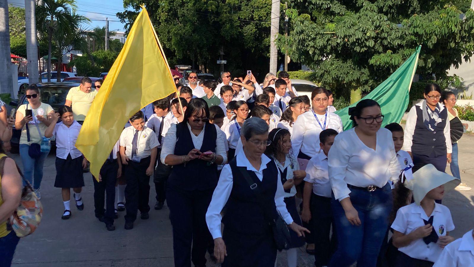 $!Alumnos del Instituto Mazatlán muestran su fe en peregrinación por el Día de San Judas Tadeo