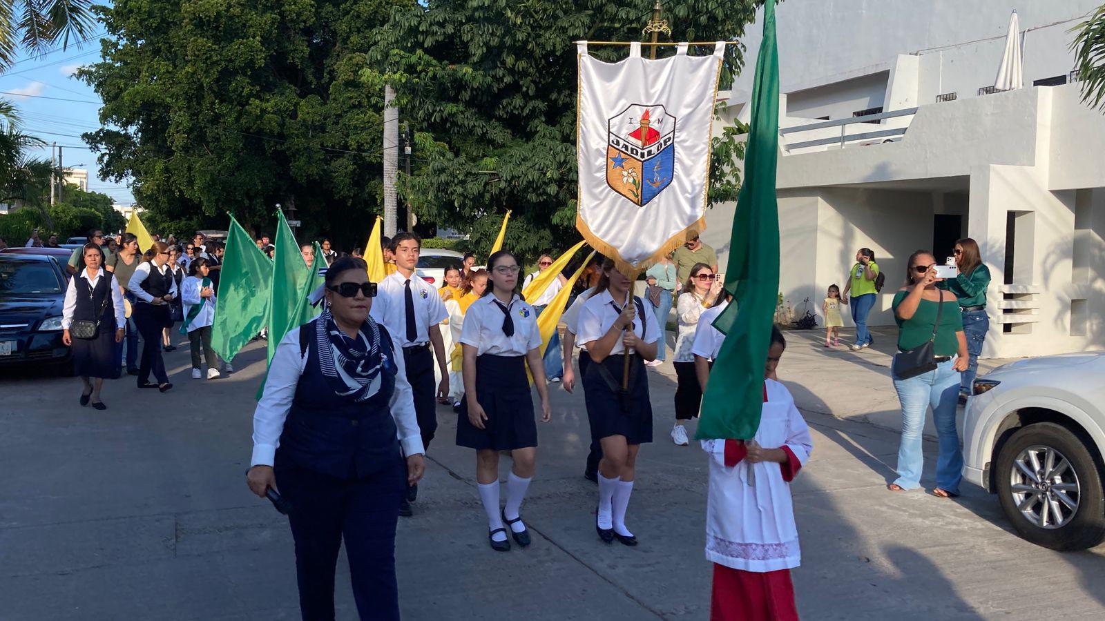 $!Alumnos del Instituto Mazatlán muestran su fe en peregrinación por el Día de San Judas Tadeo