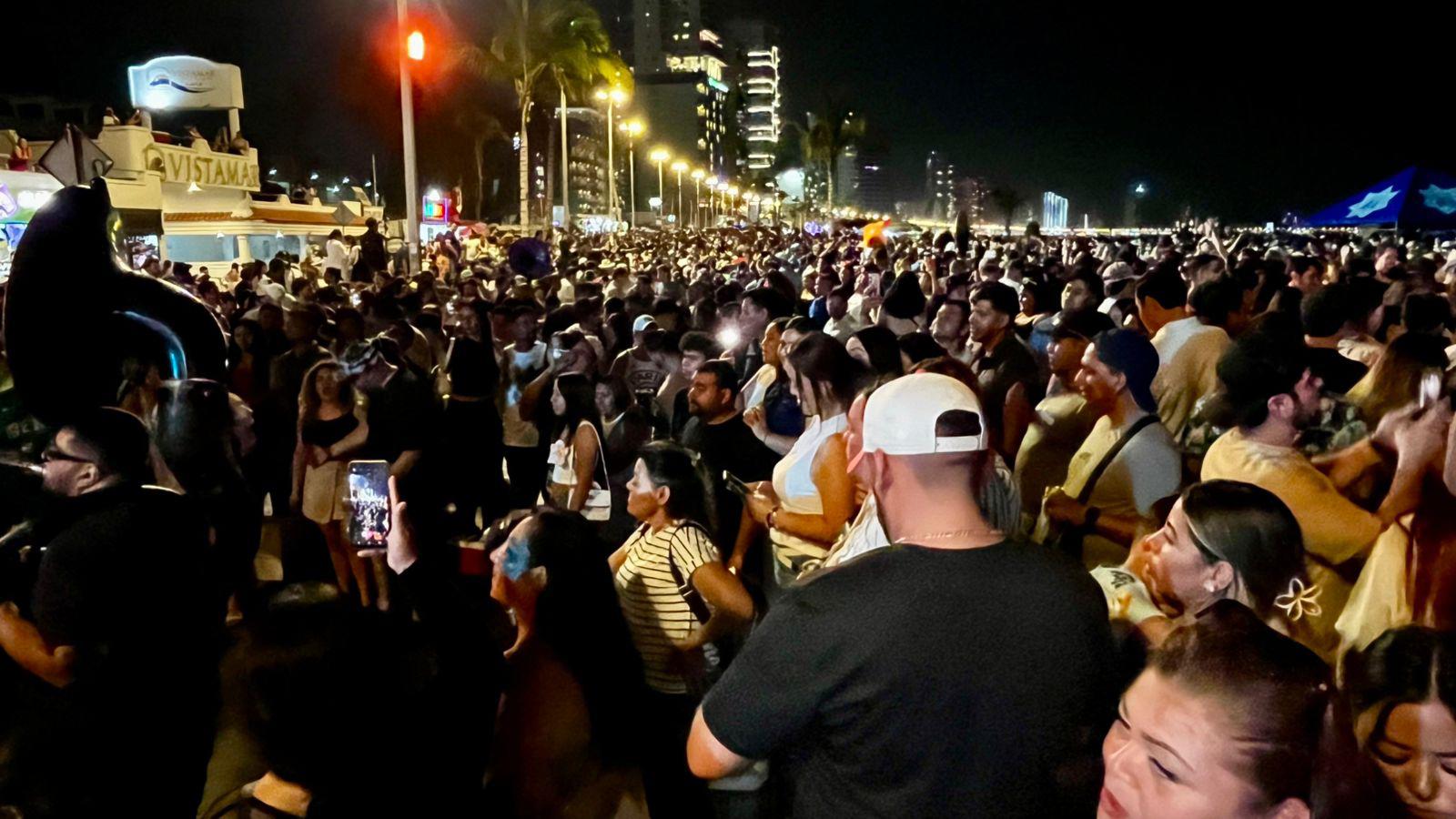 $!Reúne zona de las Letras de Mazatlán a cientos de personas durante el Viernes Santo