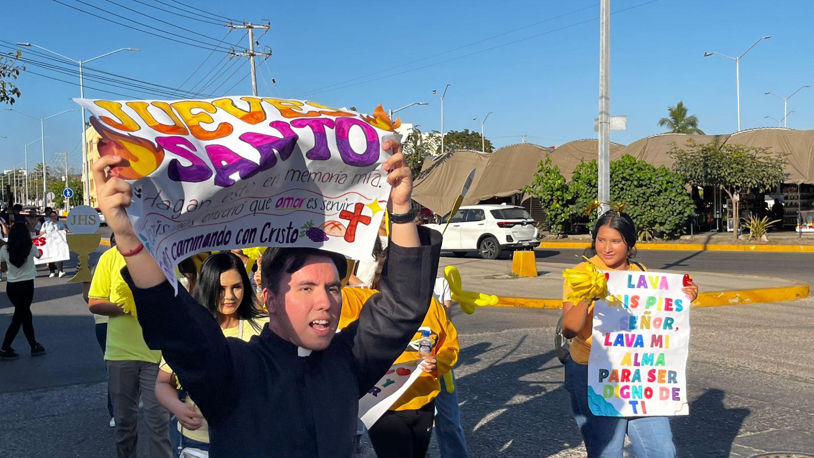 $!Recuerdan jóvenes el sentido de la Semana Santa con manifestación en Mazatlán