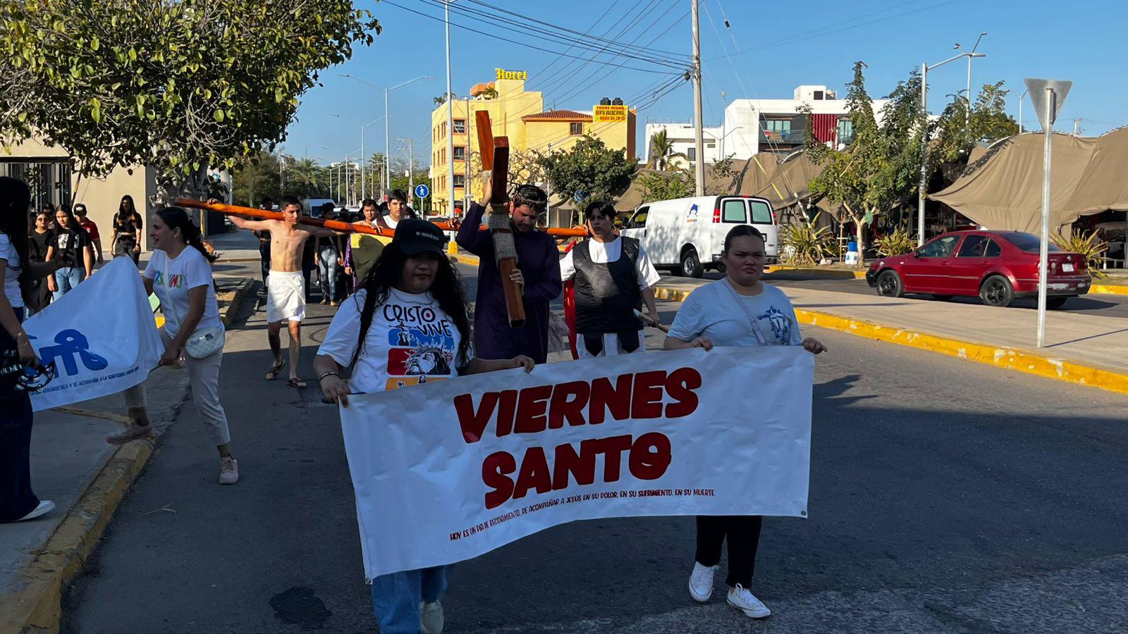 $!Recuerdan jóvenes el sentido de la Semana Santa con manifestación en Mazatlán