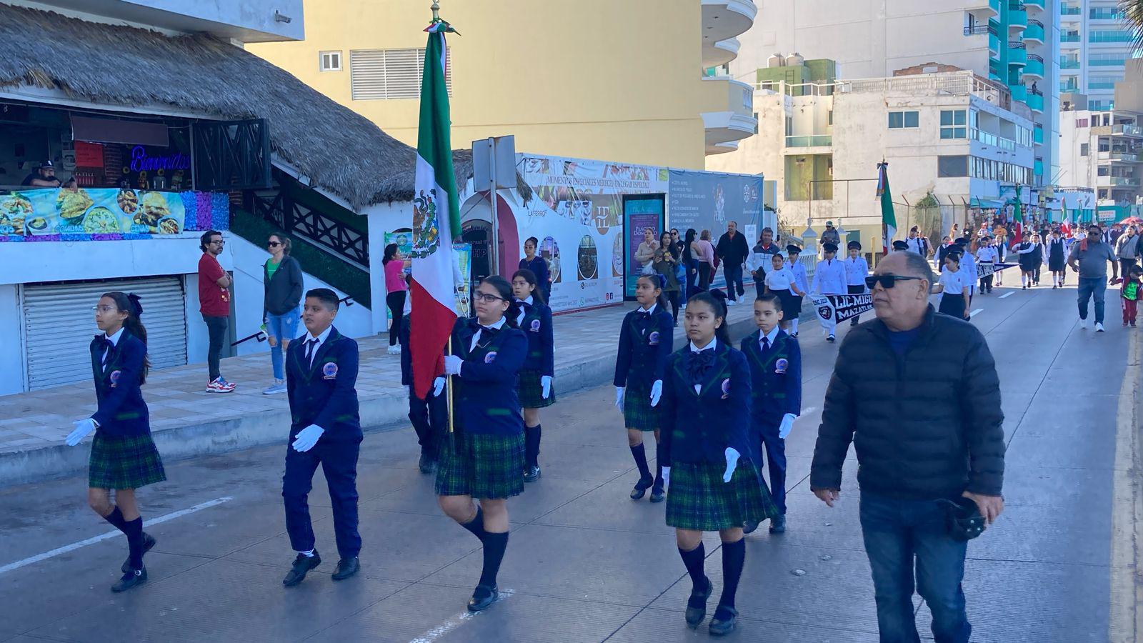 $!Desfilan 90 escoltas de educación básica de Mazatlán en conmemoración del Día de la Bandera