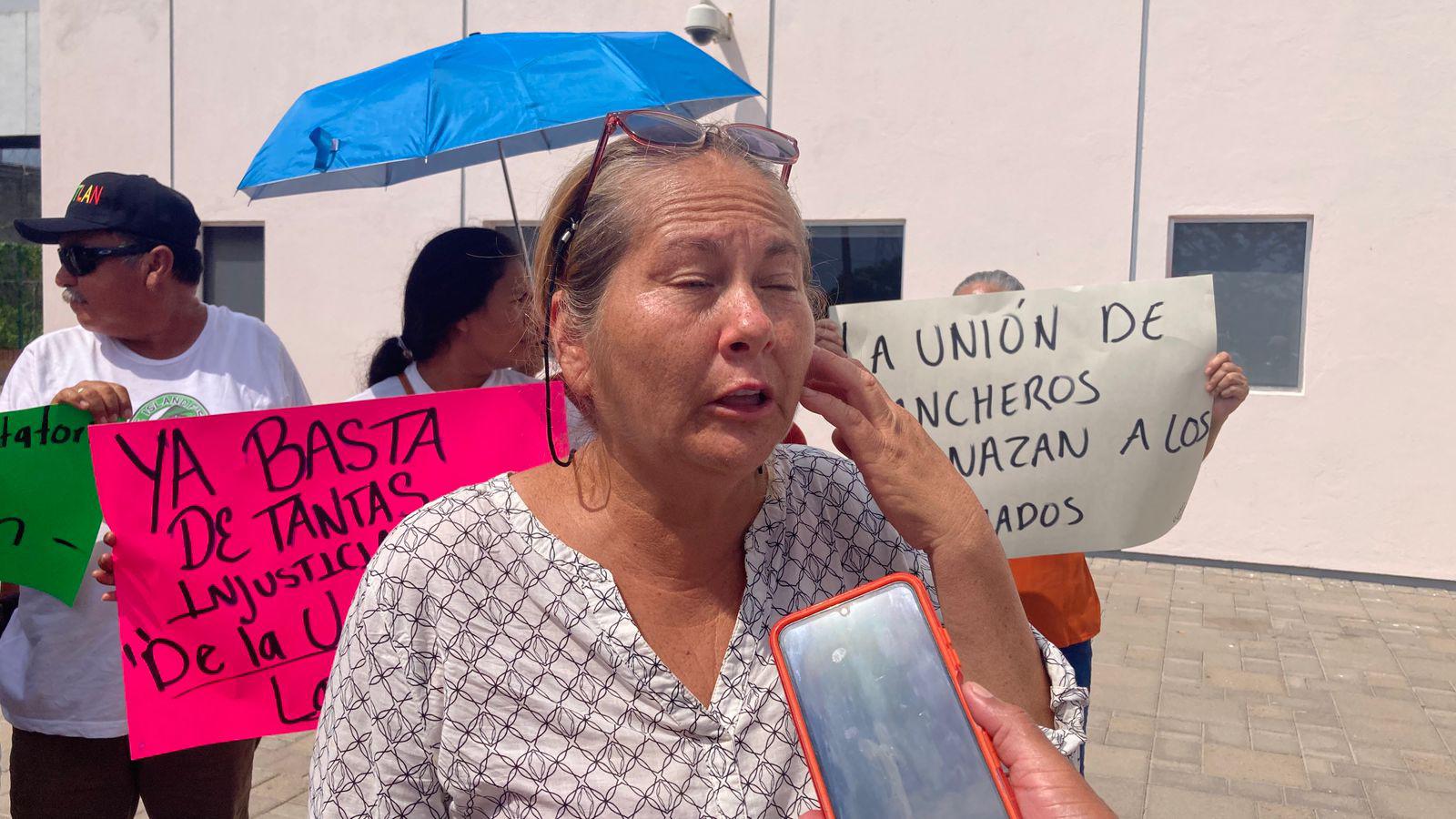 $!Realizan frente a Sede de Justicia manifestación en apoyo a vecina de la Isla de la Piedra acusada de despojo