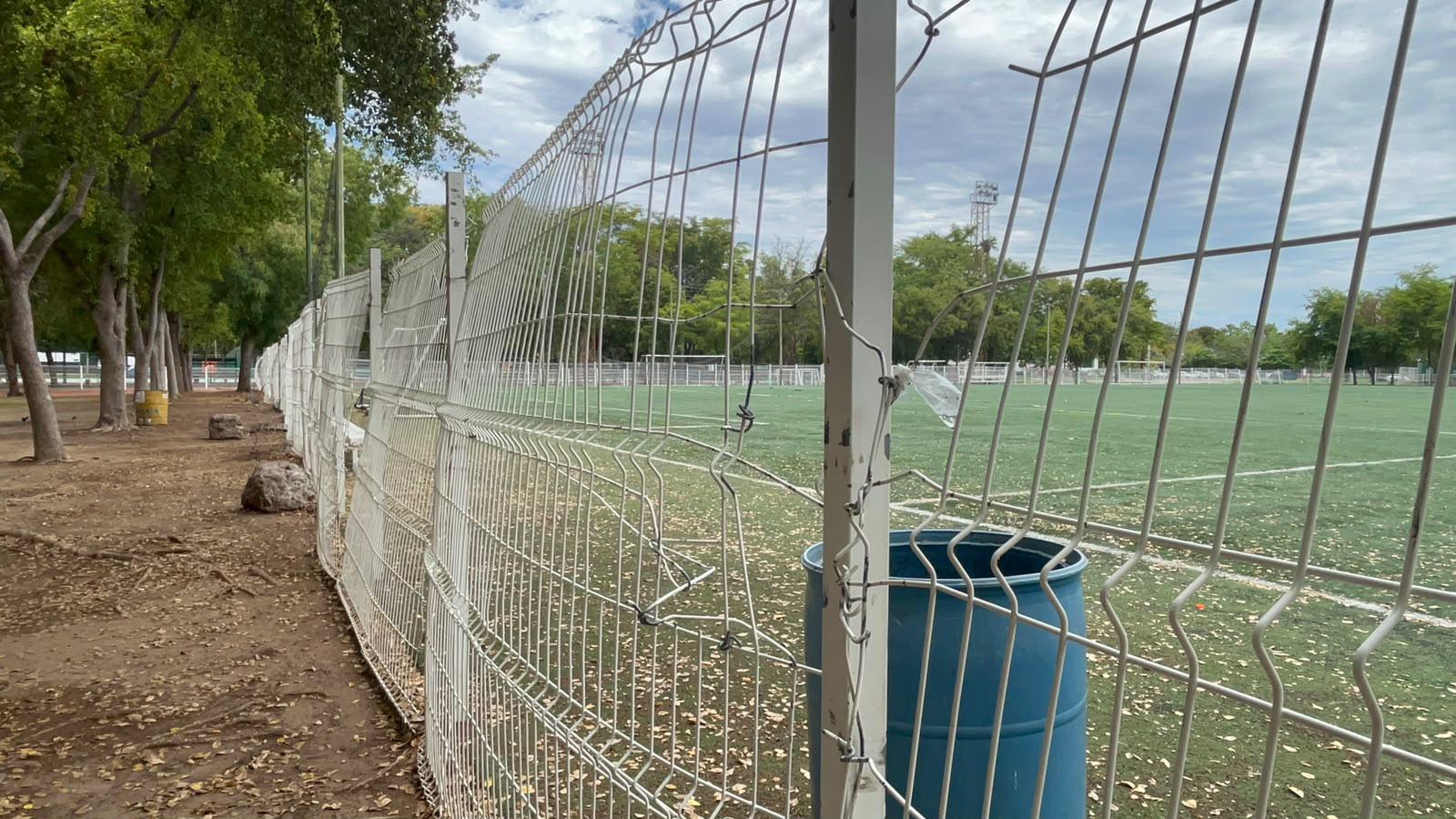 $!A más de dos meses de anuncio de rehabilitación millonaria, Parque Constitución continúa deteriorado