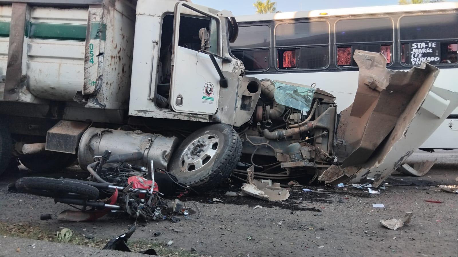 $!Motociclista muere arrollado durante una carambola en la Internacional a la altura de Urías