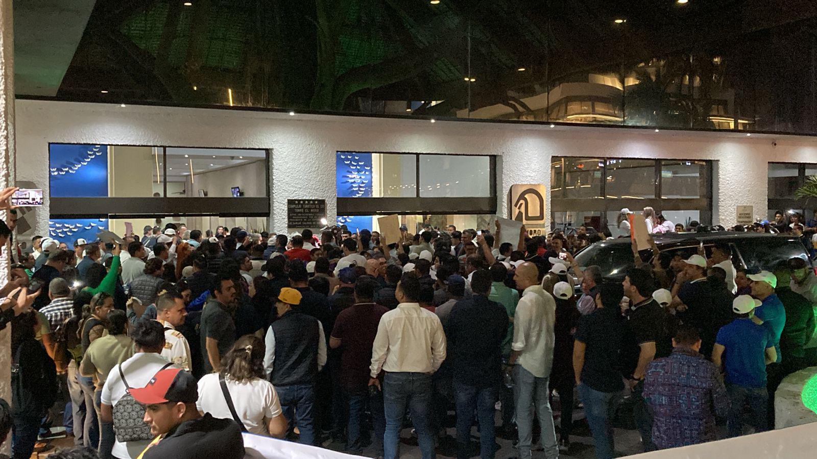 $!Increpan manifestantes de la UAS y desplazados a López Obrador y se meten al hotel El Cid