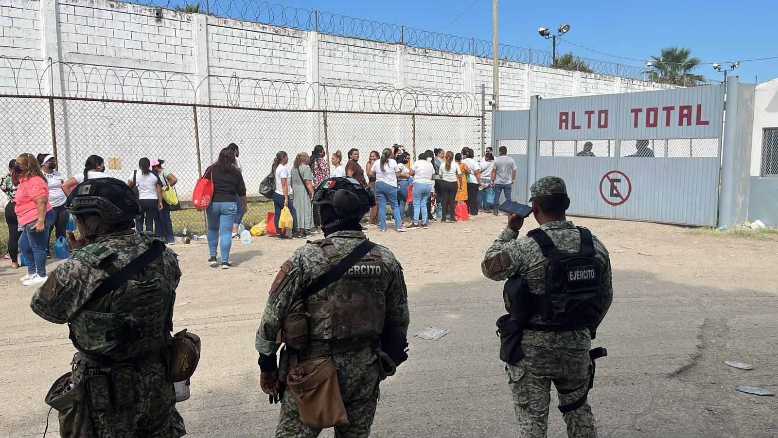 $!Bajo protocolos de seguridad familiares comienzan a ingresan al penal El Castillo, en Mazatlán