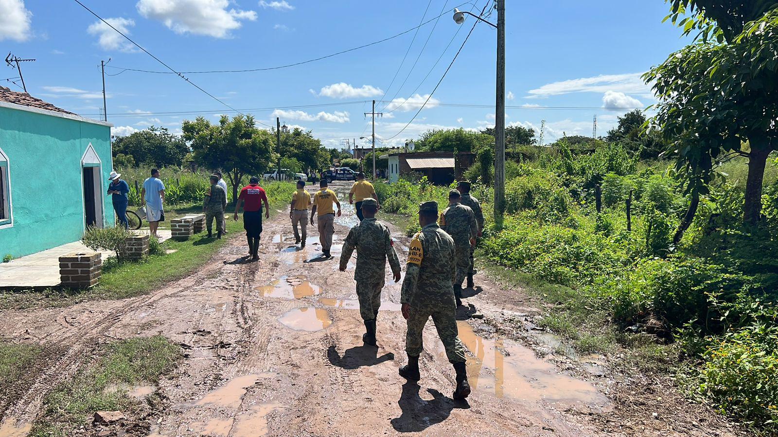 $!Auxilian a habitantes de La Concha afectados por las lluvias