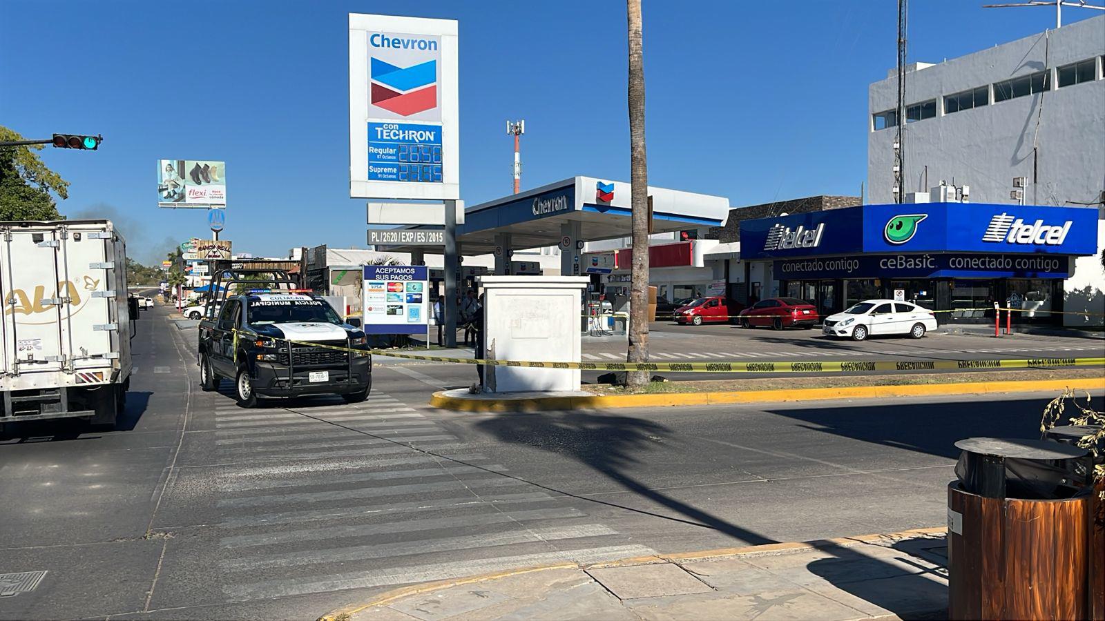 $!Abandonan cadáver con impactos de bala en vialidad de Isla Musala