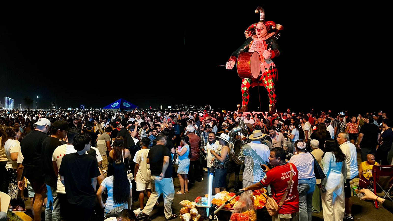 $!Cientos disfrutan de un ambiente festivo en Las Letras de Mazatlán por tercer día consecutivo