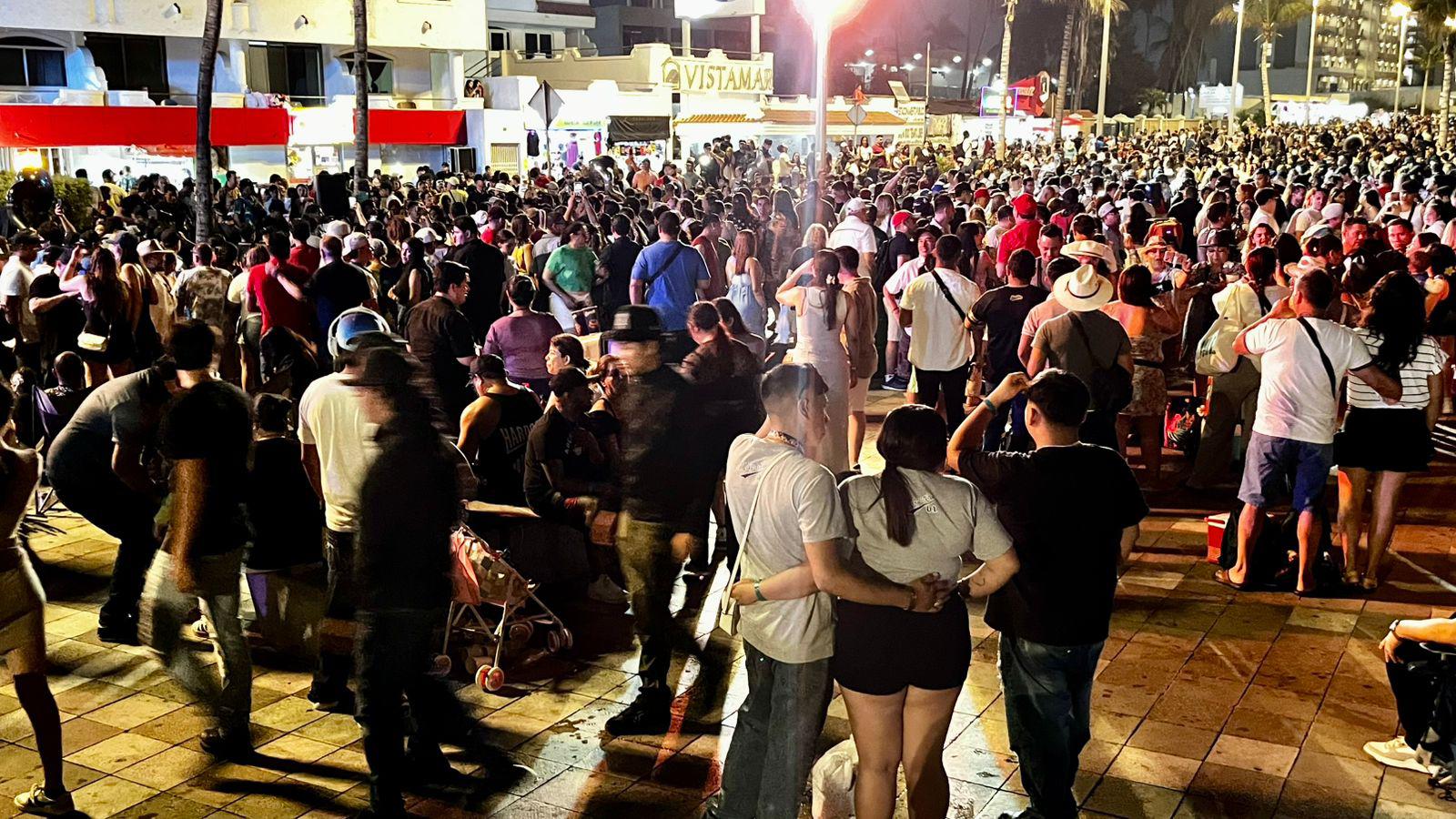 $!Cientos disfrutan de un ambiente festivo en Las Letras de Mazatlán por tercer día consecutivo