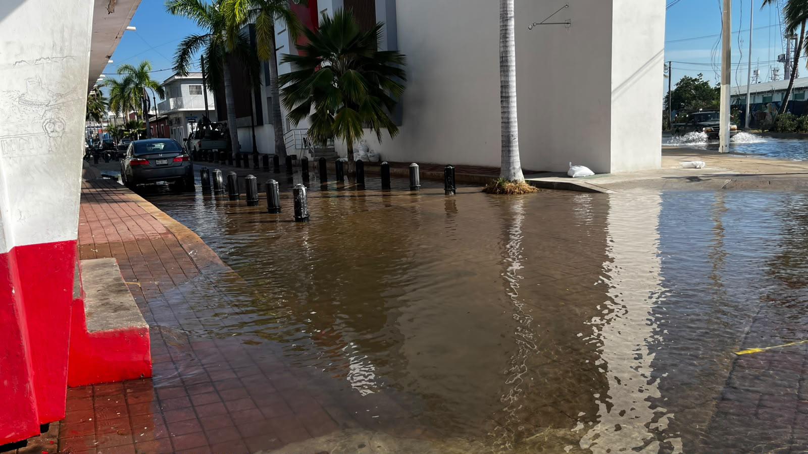 $!Marea alta y oleaje llevan agua a calles del Centro y al Estero del Infiernillo, en Mazatlán
