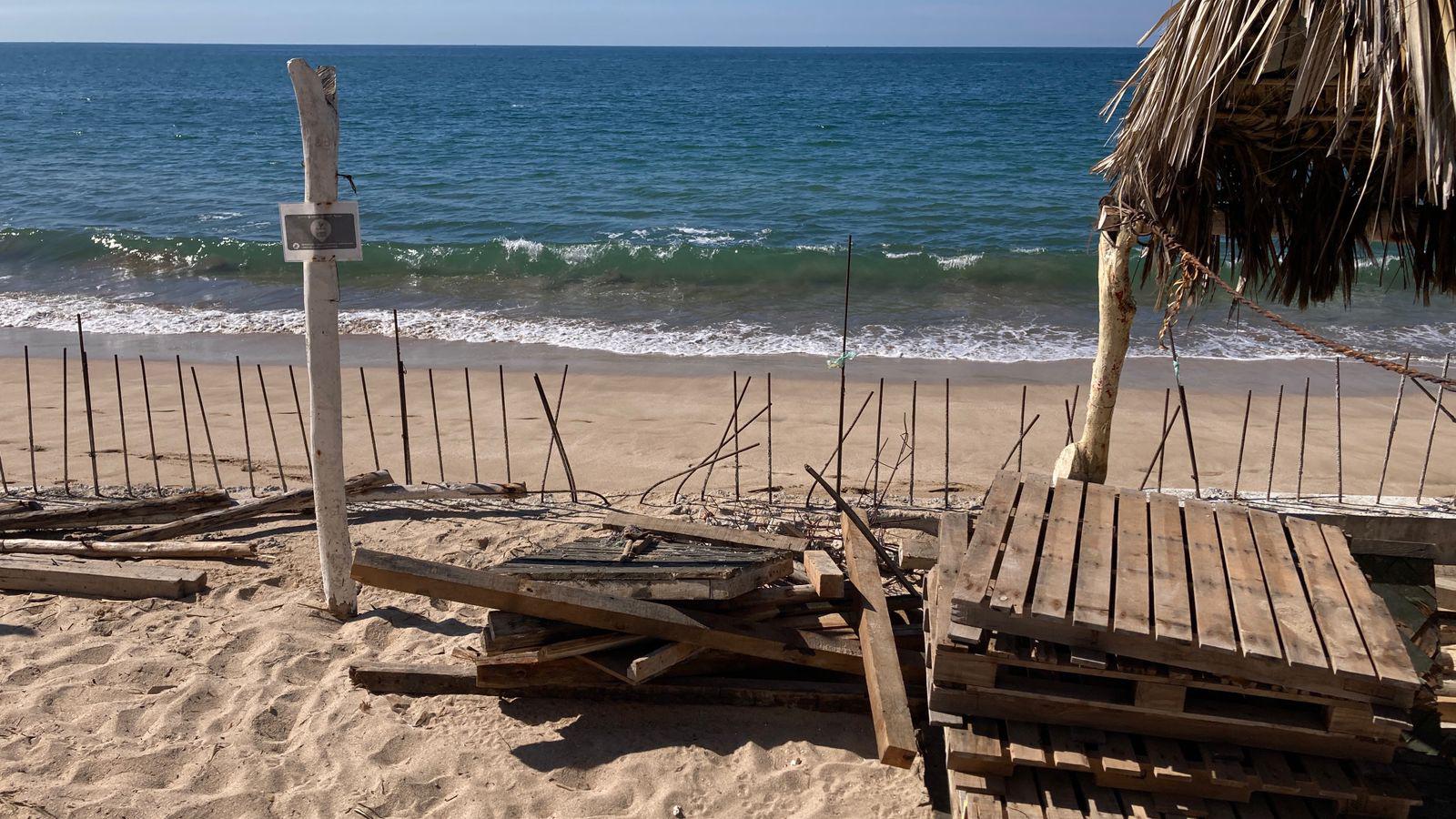 $!Pese a la prohibición y demanda, mega palapa continúa en construcción en playa de Mazatlán