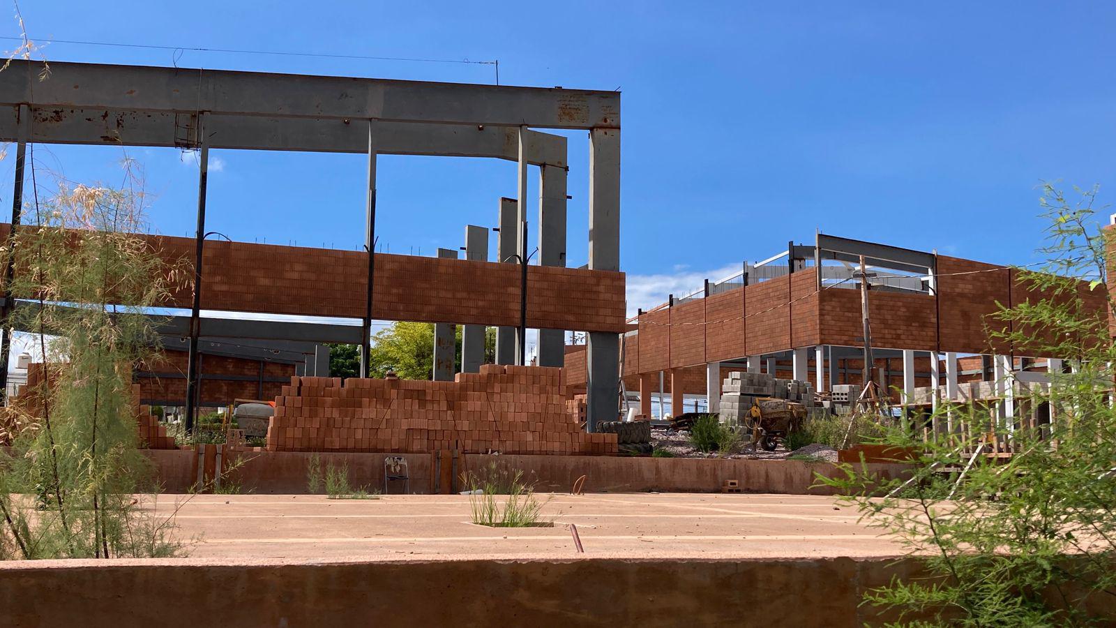 $!Cimientos con oxidación, monte crecido y materiales olvidados dejó la obra en pausa del Polideportivo ‘Marco Verde’