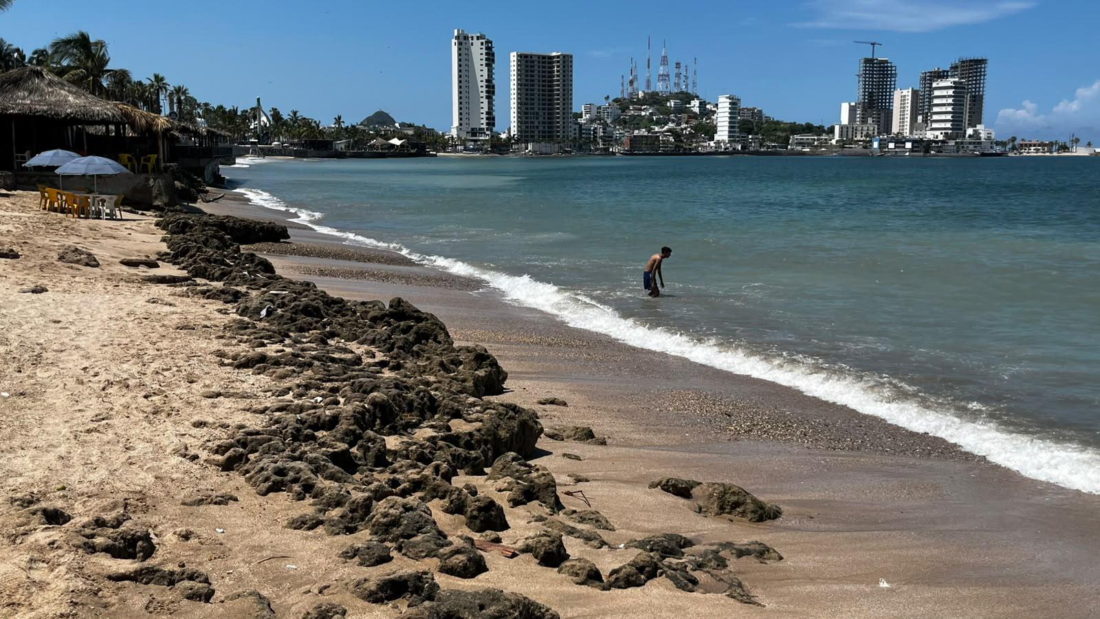 $!Mar de fondo erosiona playa frente a restaurantes en Mazatlán y visitantes pierden espacio recreativo