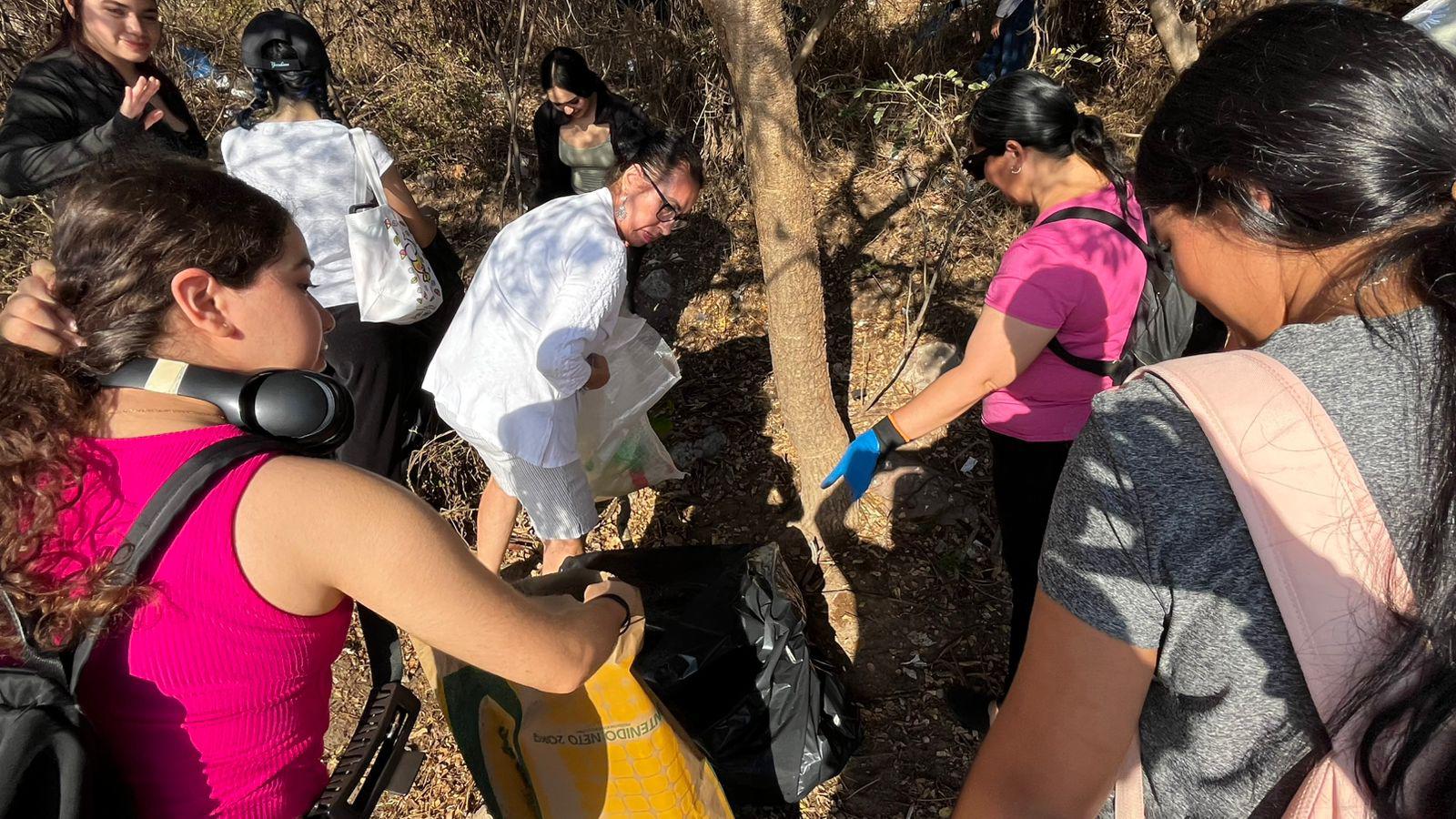 $!Recolectan más de 470 kilos de basura en jornada de limpieza en el Faro Mazatlán