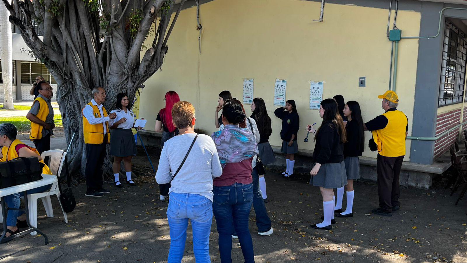 $!Realiza Club de Leones campaña de revisión de la vista y donación de lentes