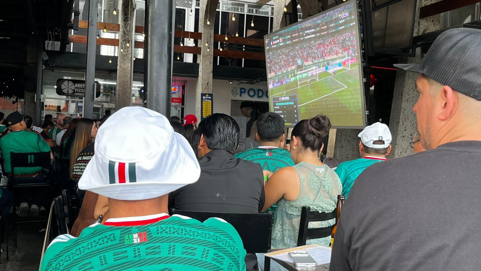 $!Disfrutan ya en Mazatlán el partido entre México contra Inglaterra esperando el triunfo de la selección nacional