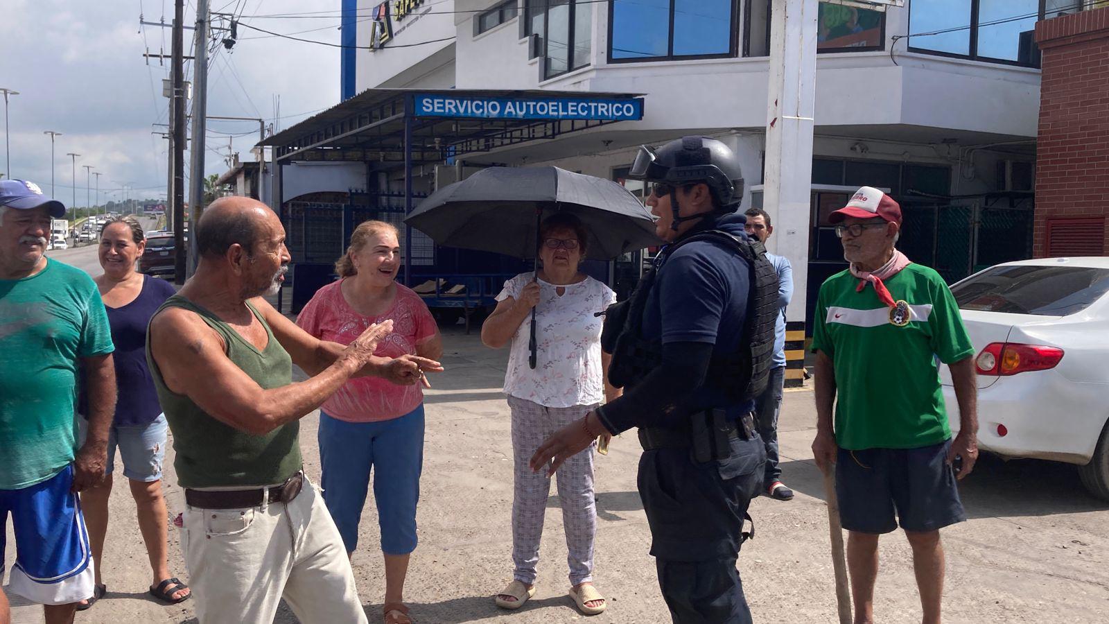 $!Con protesta y bloqueo vial, vecinos de Anáhuac y Jesús García obligan a Jumapam a atender fuga de aguas negras