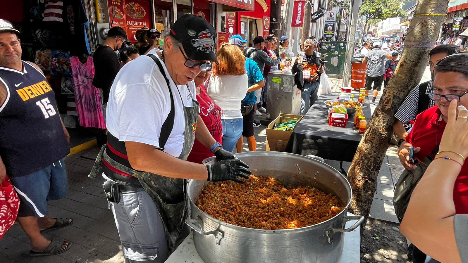 $!Locatarios del mercado Pino Suárez reparten 150 kilos de ceviche entre bikers que visitan Mazatlán
