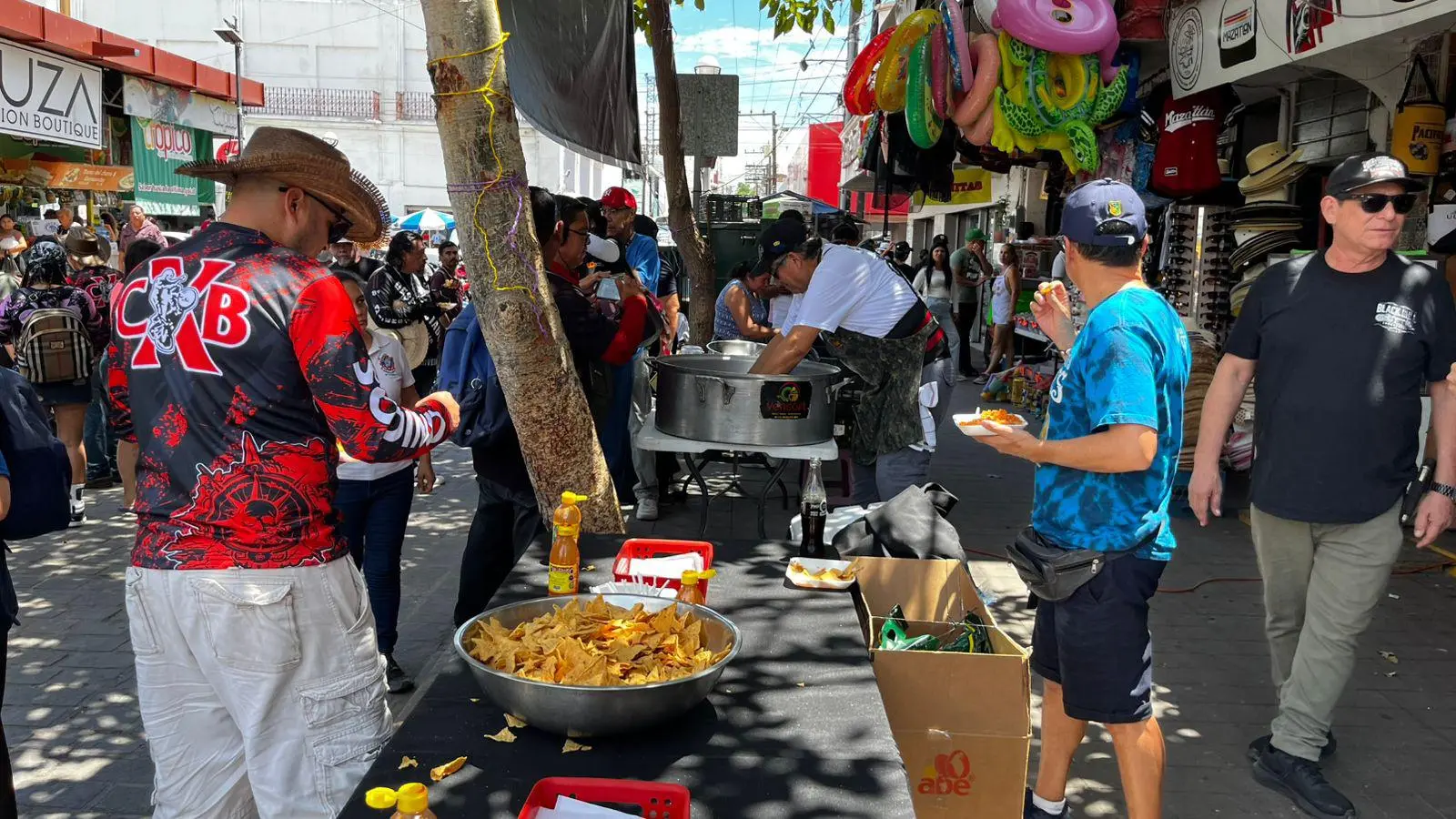$!Locatarios del mercado Pino Suárez reparten 150 kilos de ceviche entre bikers que visitan Mazatlán