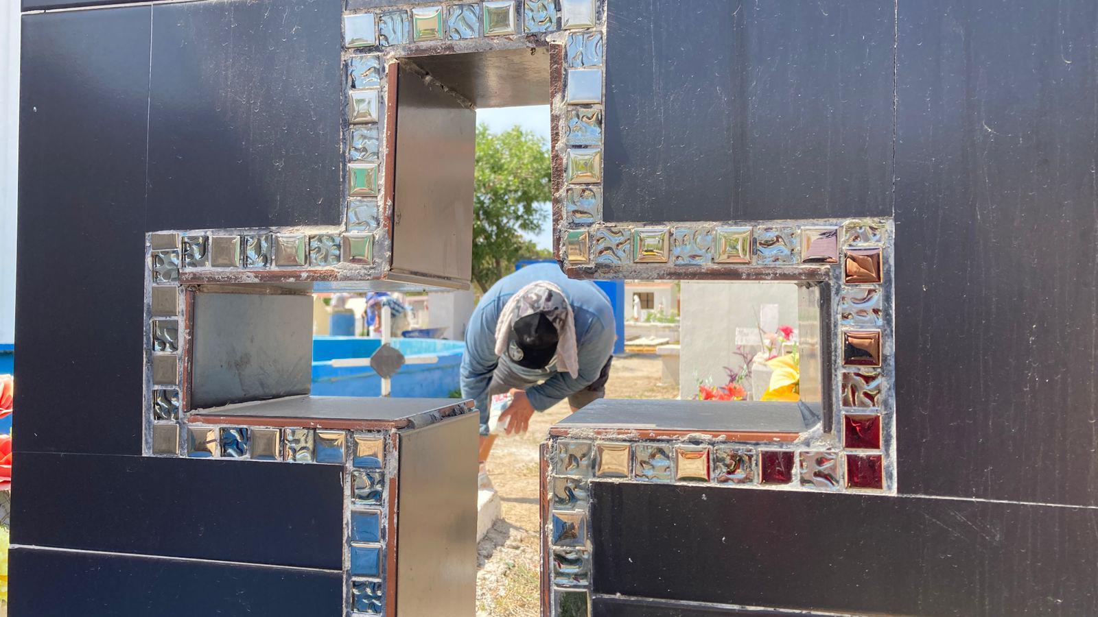 $!Familias mazatlecas acuden a panteones para hacer limpieza y arreglos previo al Día del Padre