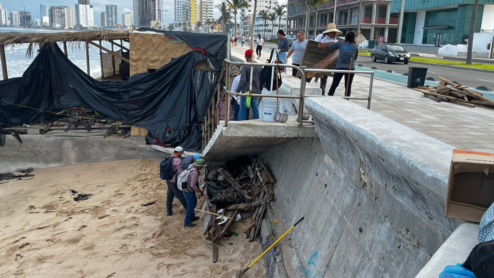 $!Retira Operadora de Playas de Mazatlán restos de madera y basura que arrojó el oleaje provocado por mar de fondo