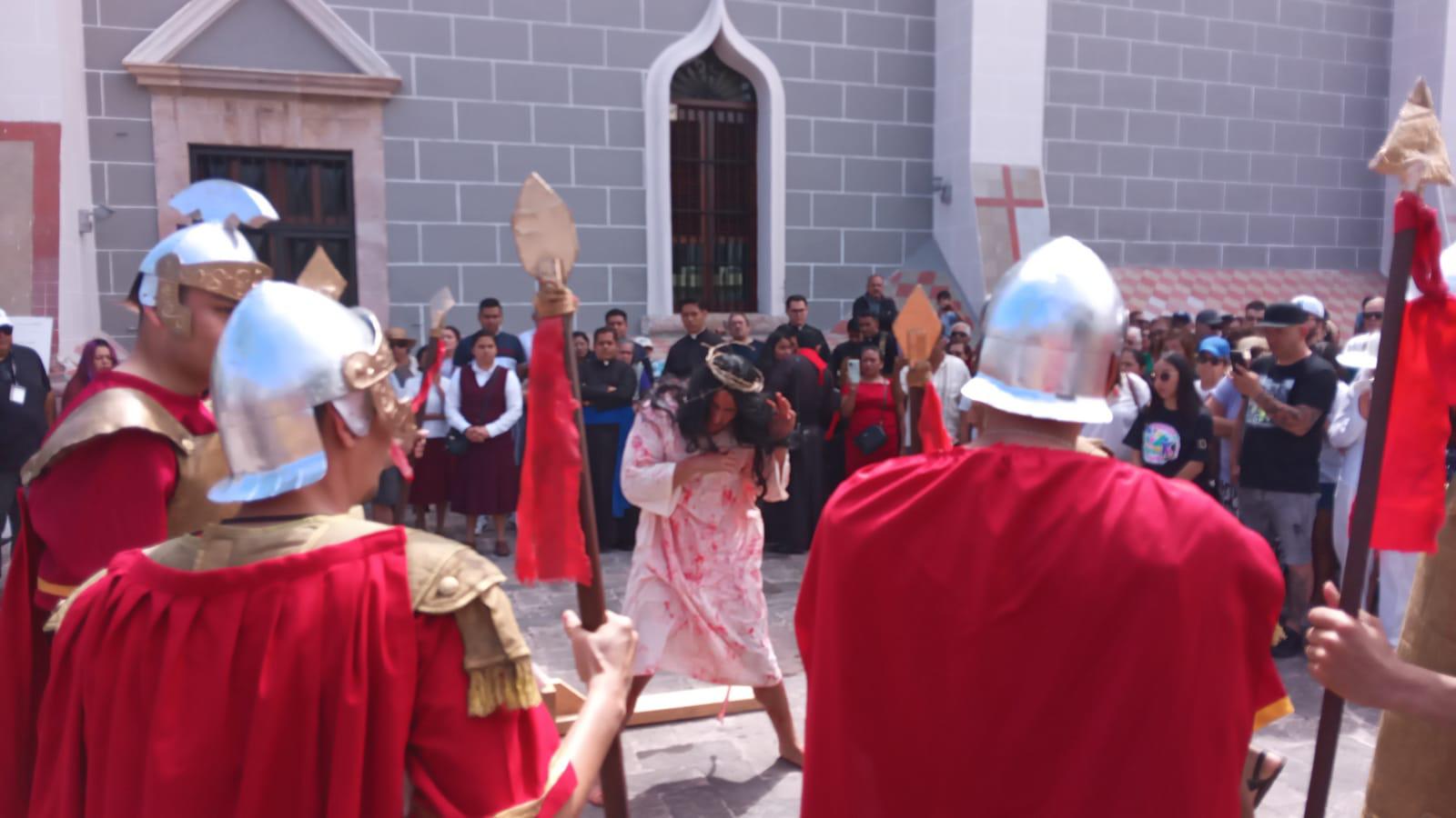 $!Realizan Viacrucis en el Atrio de la Catedral de Mazatlán