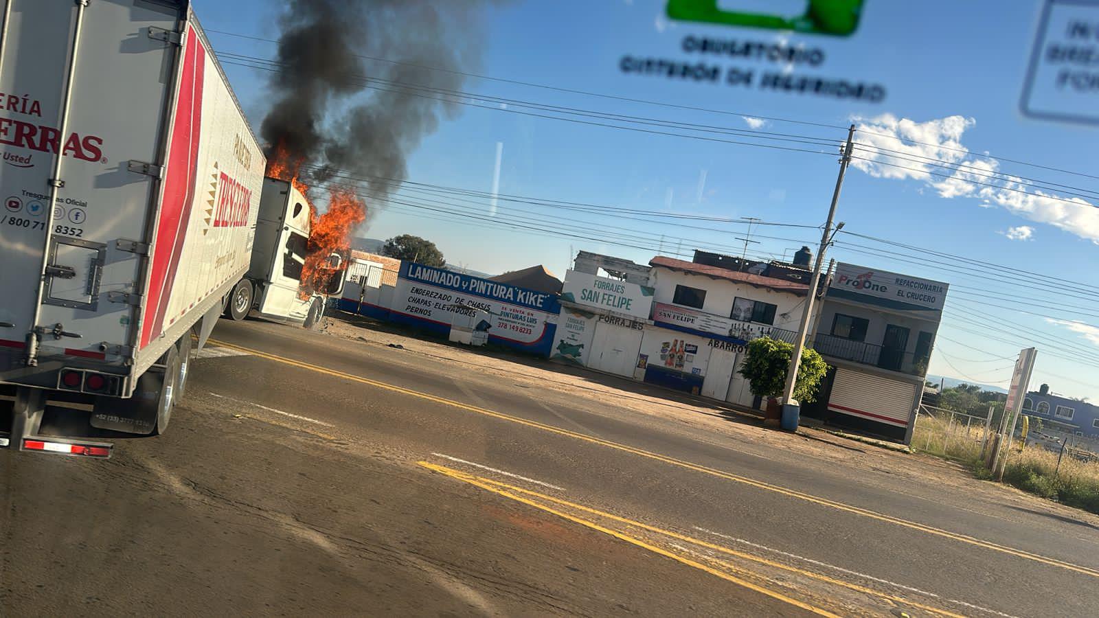 $!Enfrentamiento entre Guardia Nacional y civiles armados generan bloqueos en Jalisco