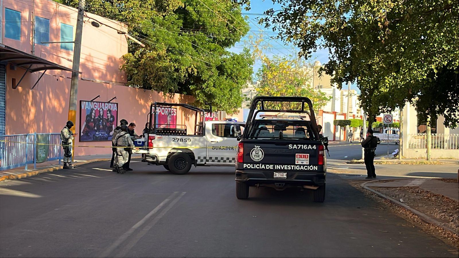 $!Hallan cuerpo decapitado frente a escuela privada en La Campiña, Culiacán