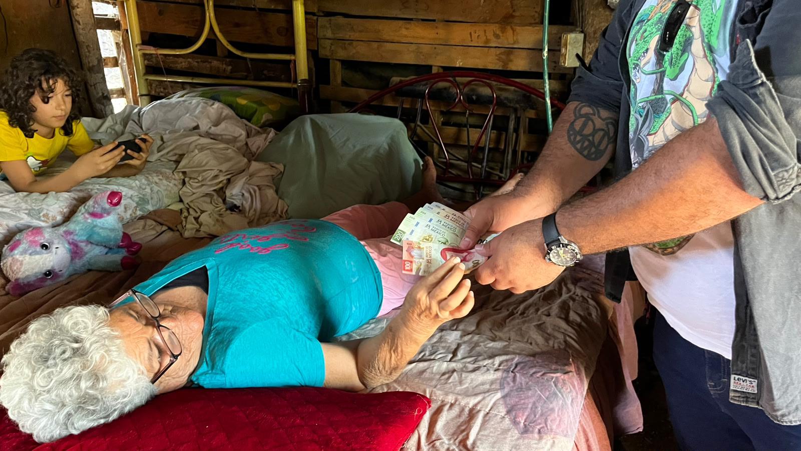 $!Recibe María Esther apoyo económico para continuar su lucha por una cirugía
