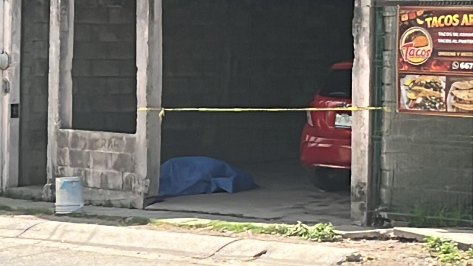 $!Asesinan a balazos a un joven en Villas del Real en Culiacán