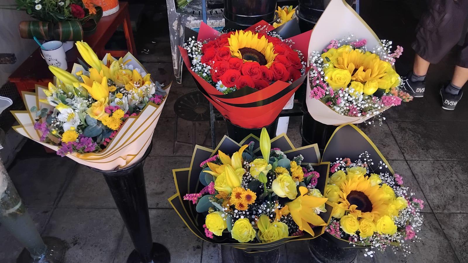 $!Se mantiene tradición de flores amarillas en Mazatlán pese a menos ventas