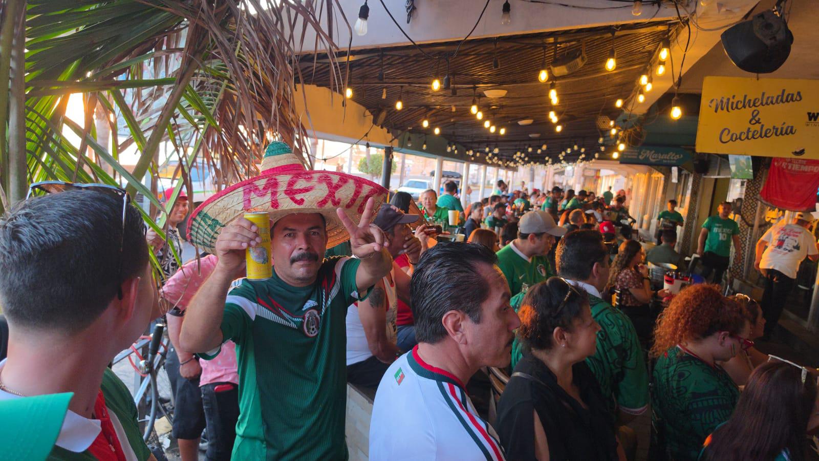$!Olas Altas vibra con el Mundial: aficionados llenan bares y restaurantes para apoyar a México