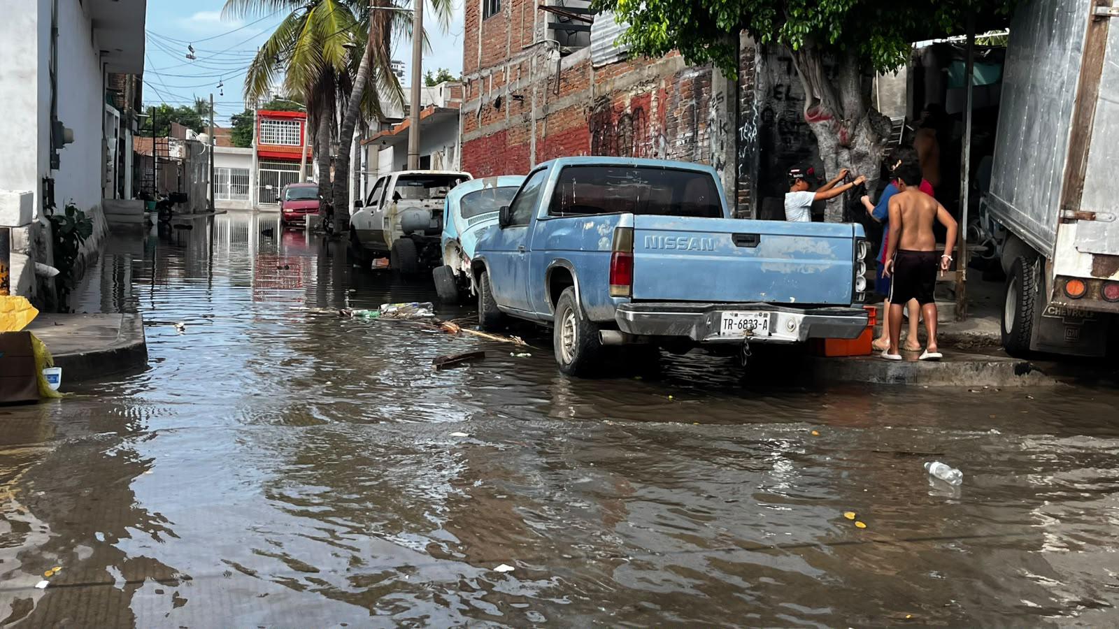 $!Se desborda el Arroyo Jabalines y afecta calles de la Colonia Estero, en Mazatlán