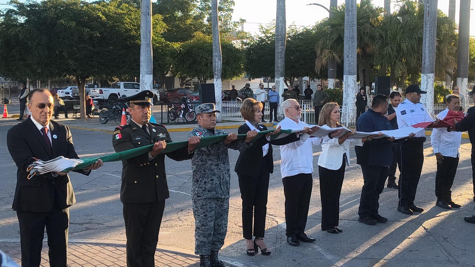 $!Conmemoran el Día de la Bandera con izamiento en la explanada de Palacio Municipal en Ahome