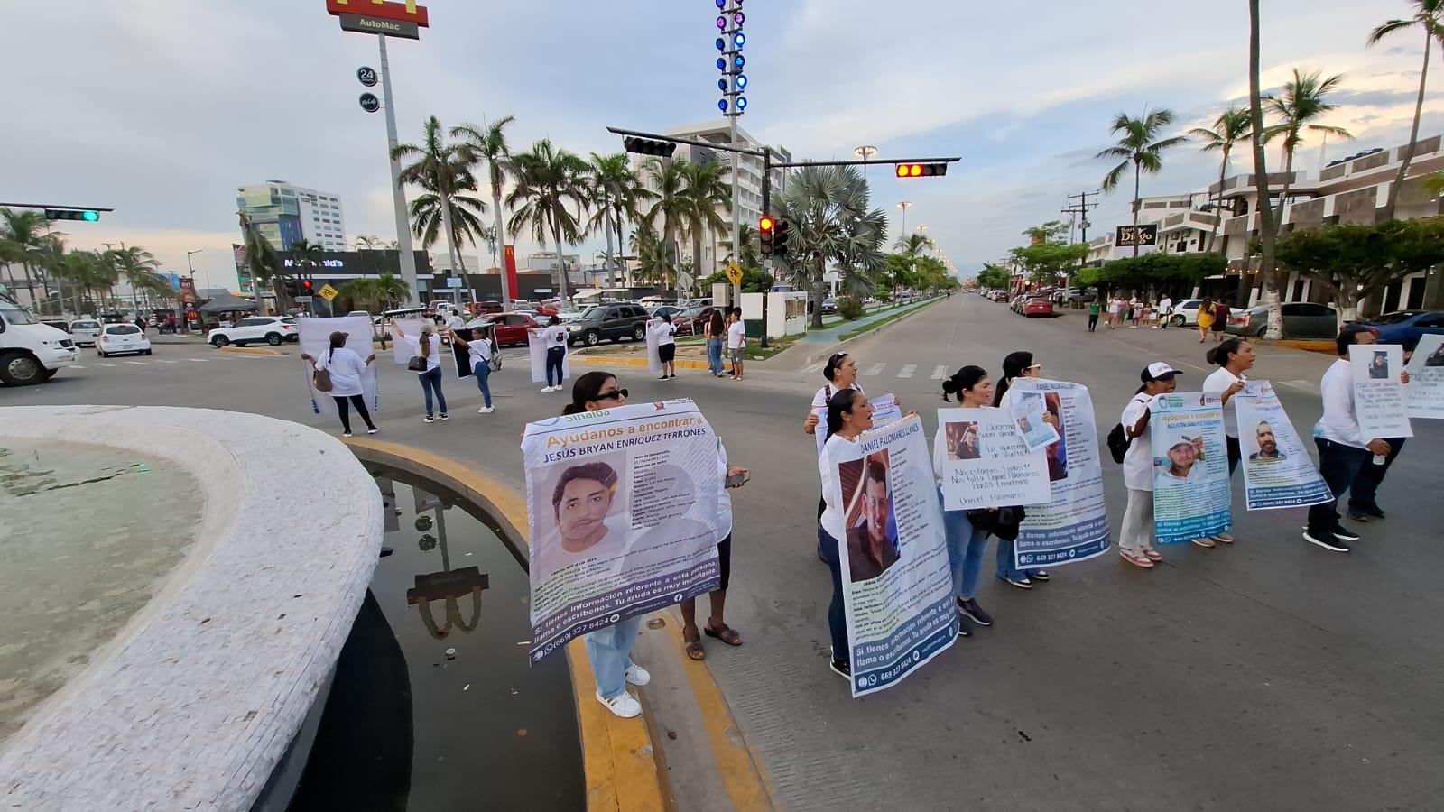 $!Familias de desaparecidos convierten el malecón de Mazatlán en espacio de protesta y memoria