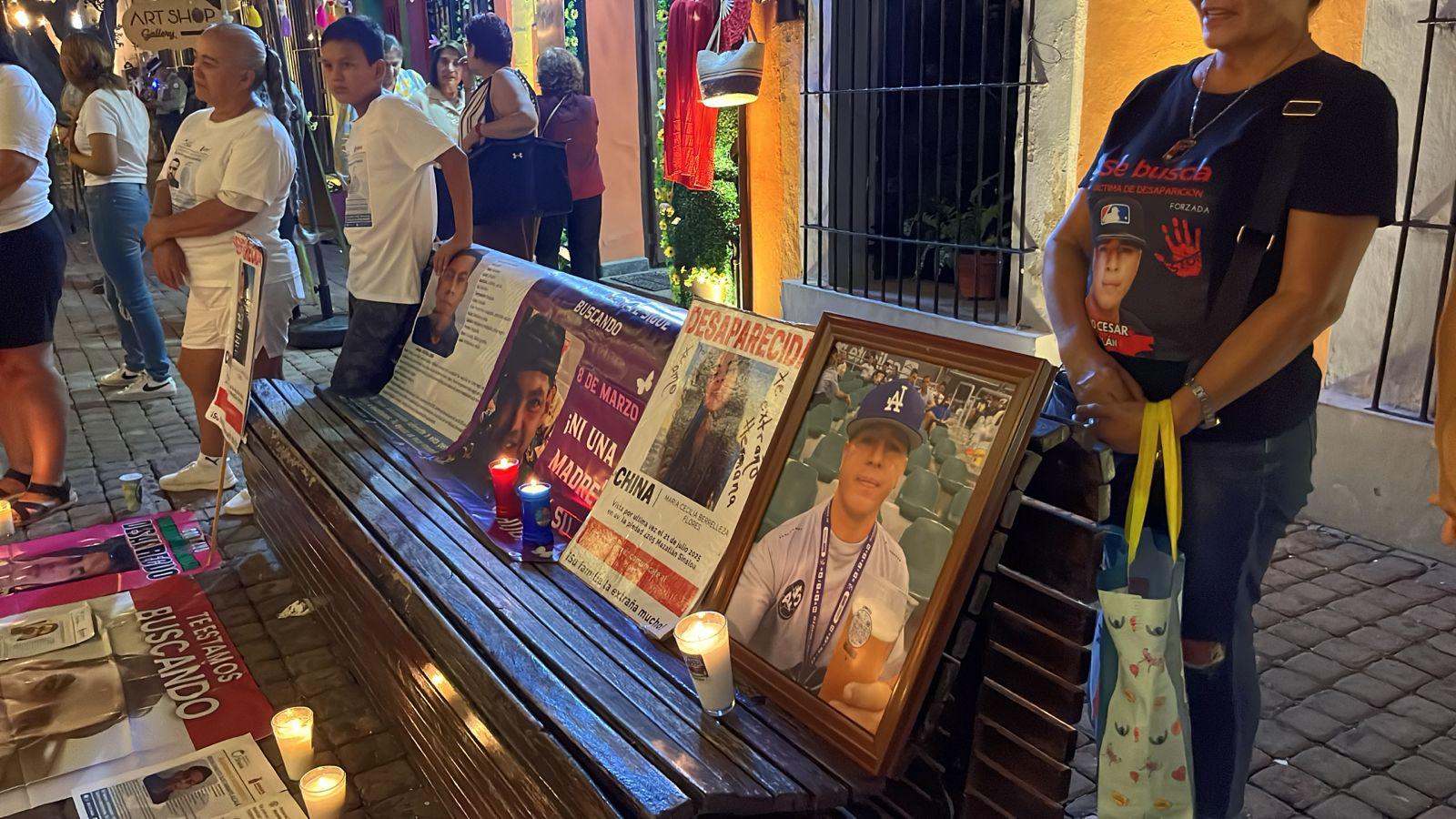 $!Madres de personas desaparecidas se manifiestan afuera del teatro Ángela Peralta, en Mazatlán