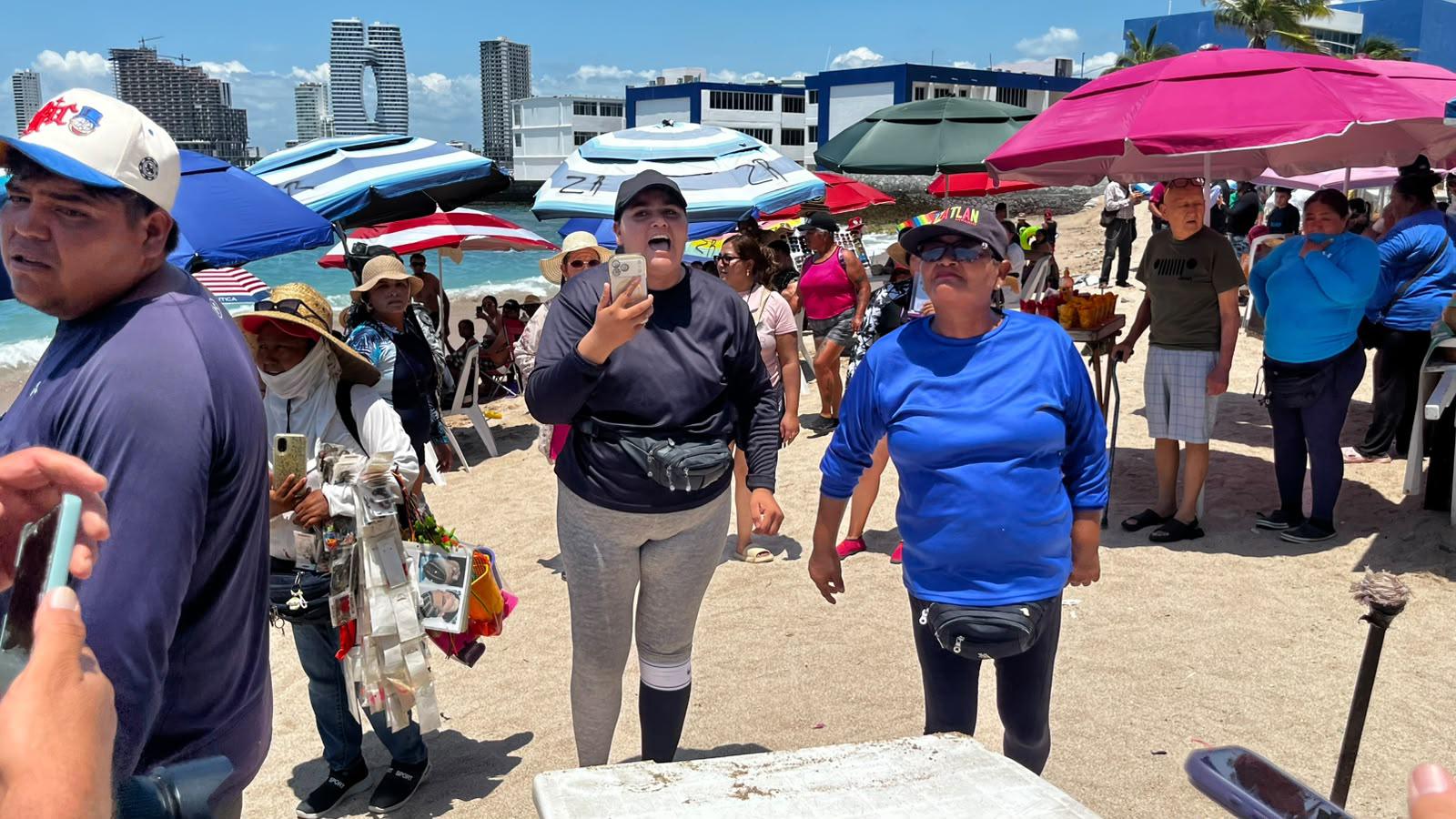 $!Semarnat suspende operativo en Playa Pinitos ante resistencia, pero advierte: ‘Vamos a recuperar este espacio’