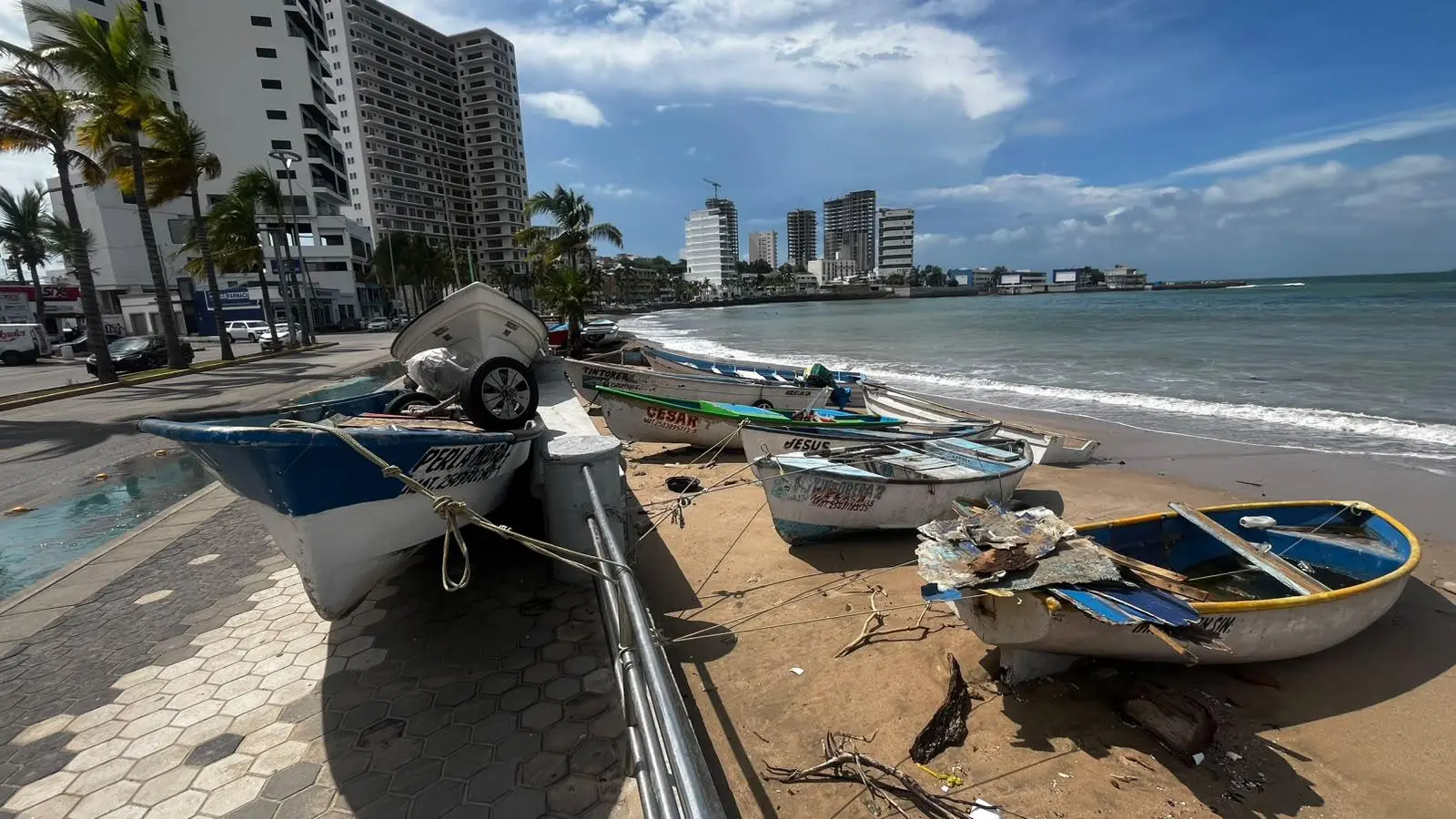 $!Pescadores de Playa Norte, en Mazatlán, resguardan sus pangas del oleaje por huracán Simon
