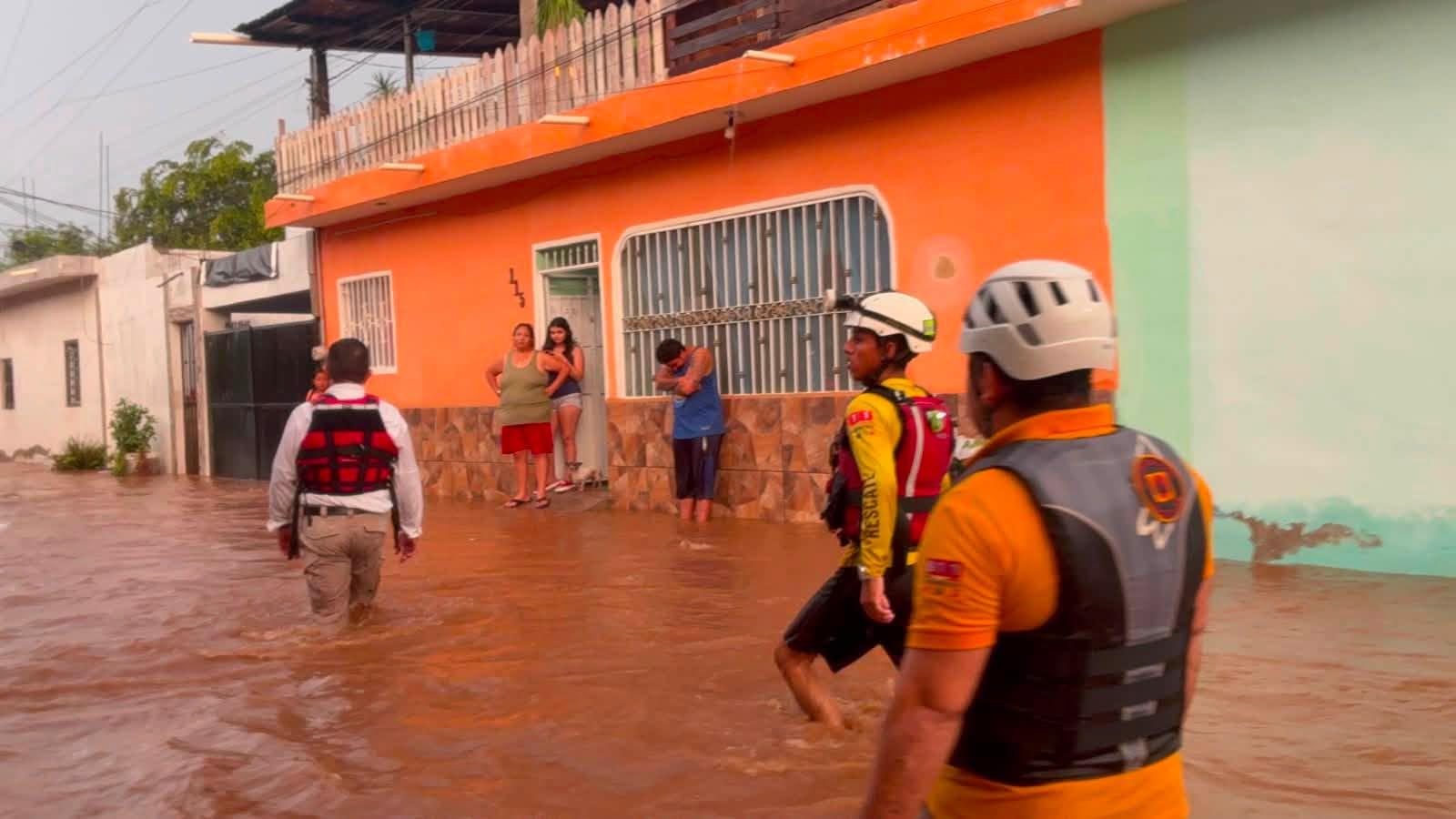 $!Rescatan y auxilian a familias tras fuertes lluvias en Mazatlán