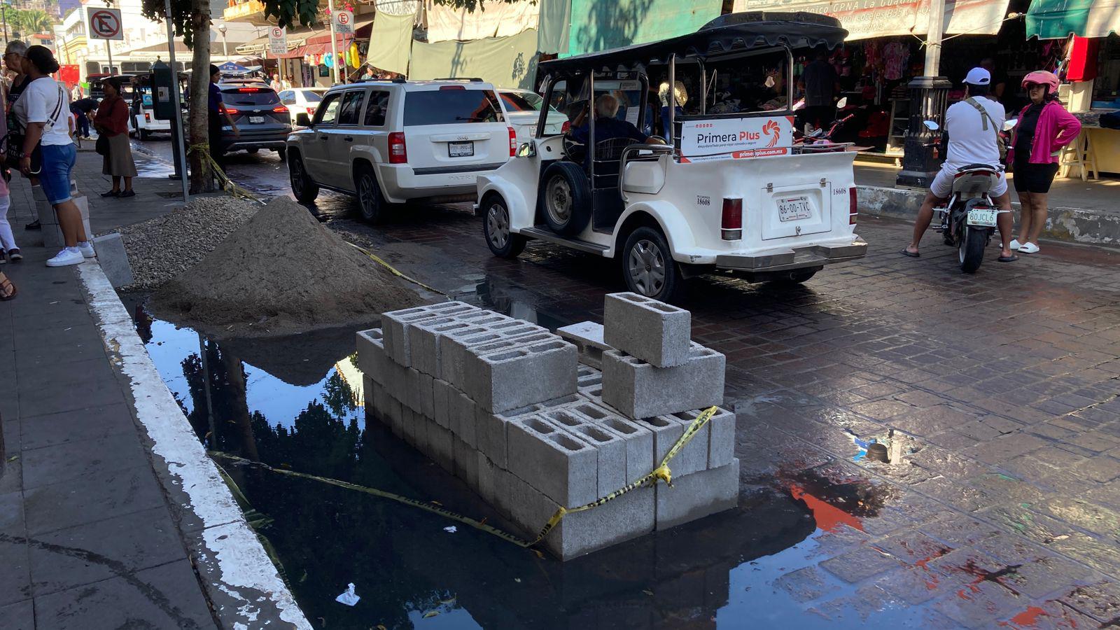 $!En incertidumbre, comerciantes del Centro de Mazatlán por obras en banqueta frente al mercado