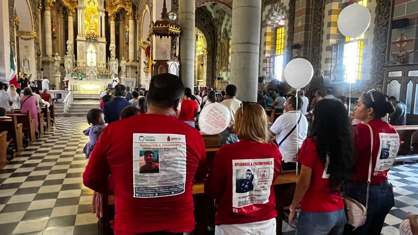 $!Elevan plegaria por sus desaparecidos en Catedral de Mazatlán