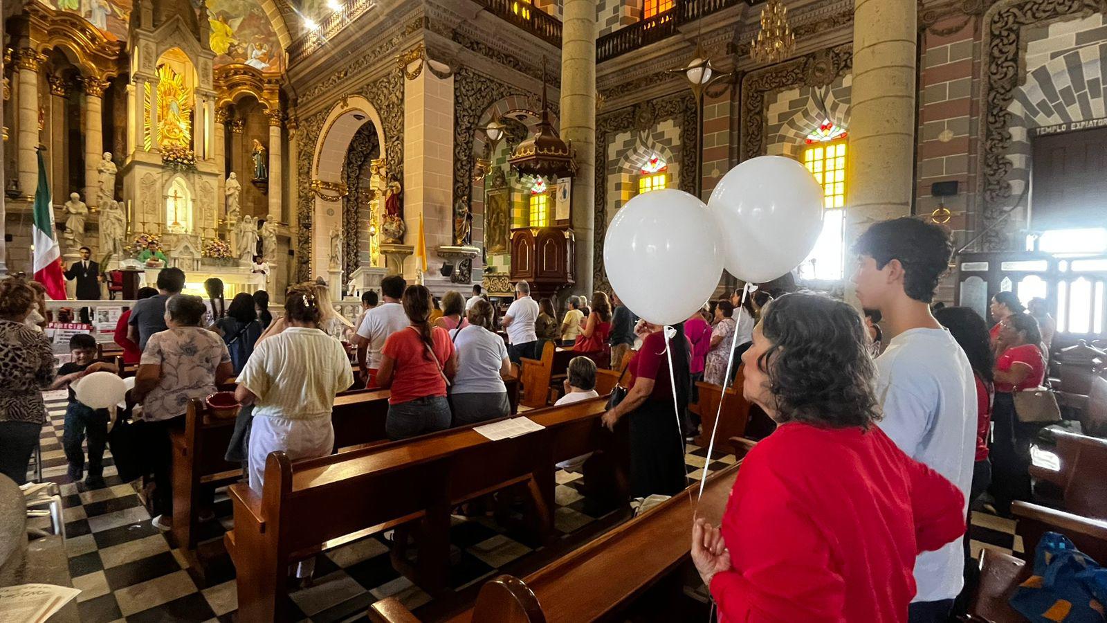 $!Elevan plegaria por sus desaparecidos en Catedral de Mazatlán